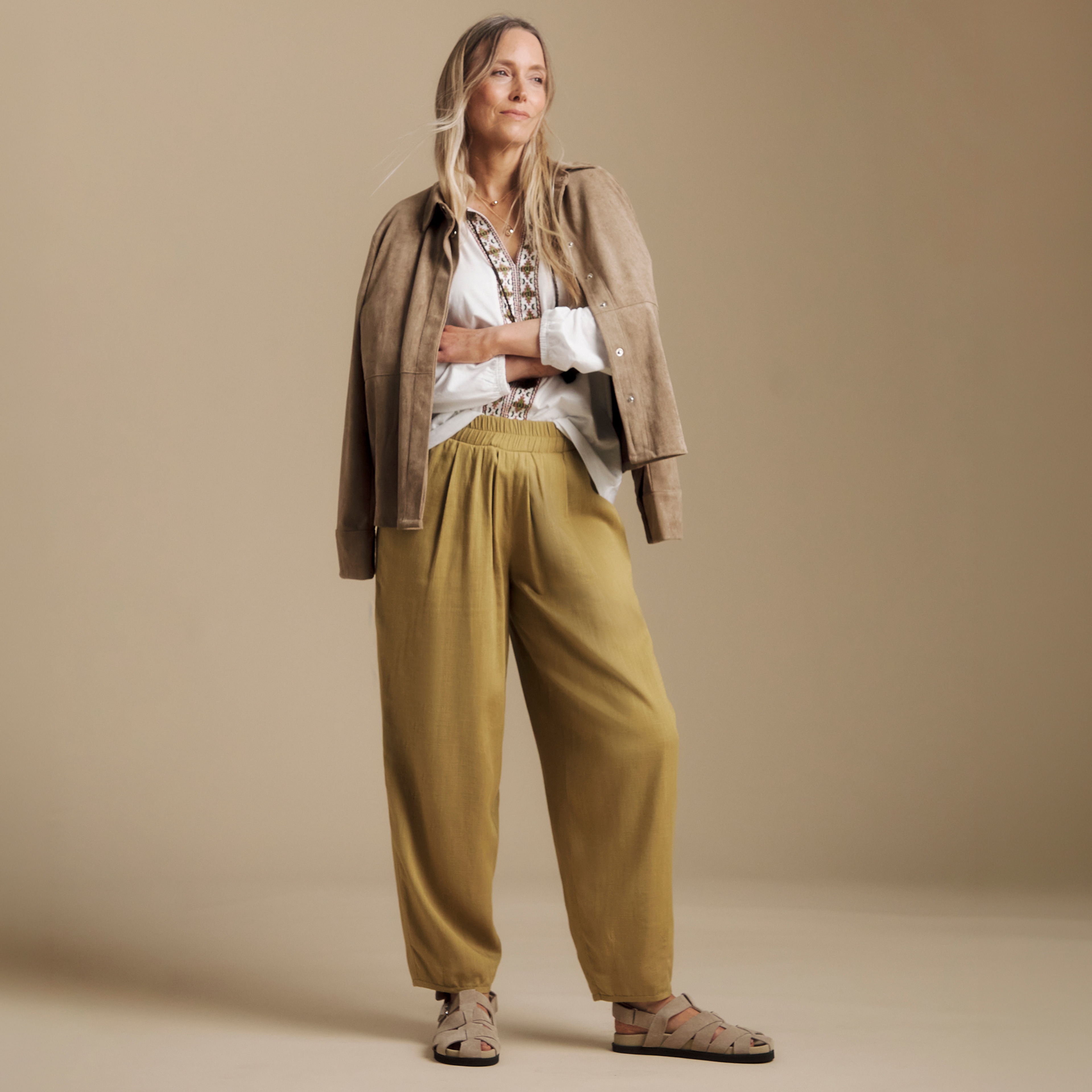 Woman wearing a julipa linen tailored tapered trousers