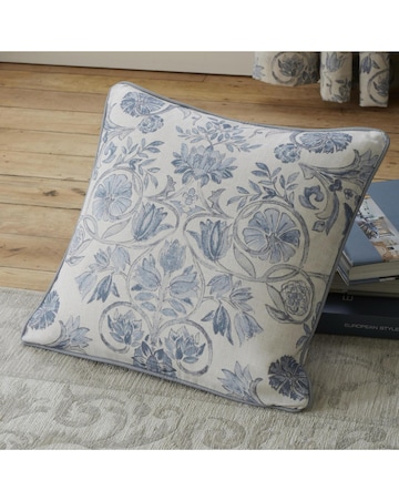 D&D Averie Filled Cushion