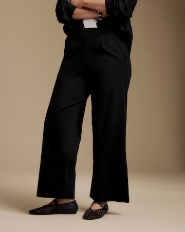 Slimma Black Comfort Fit Wide Leg Trouser Short