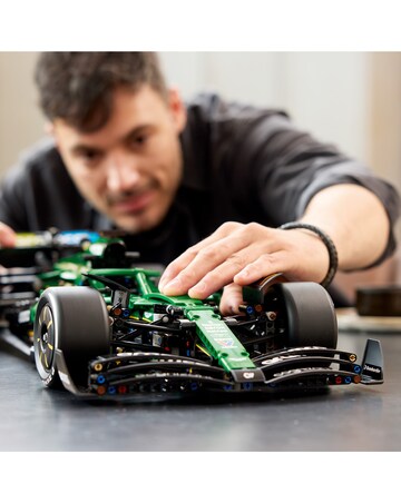 LEGO? Technic? Aston Martin Aramco AMR25 F1? Car 42240