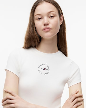 TOMMY JEANS SLIM LOGO RIB TEE