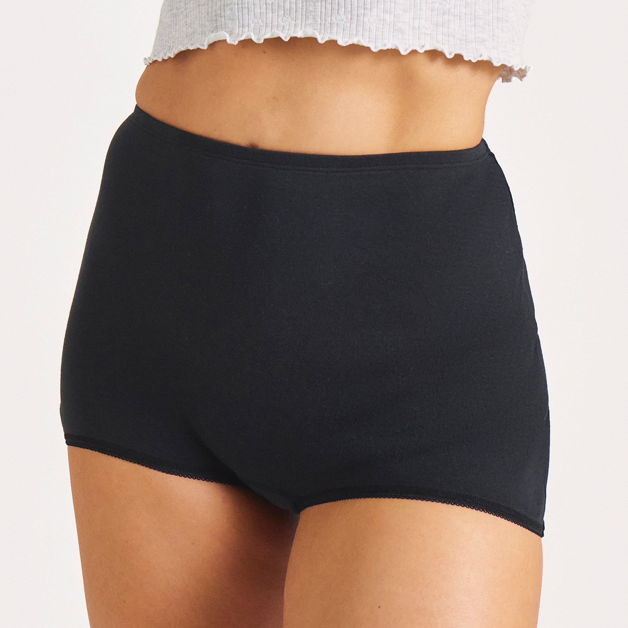 A person wearing shorts style knickers.