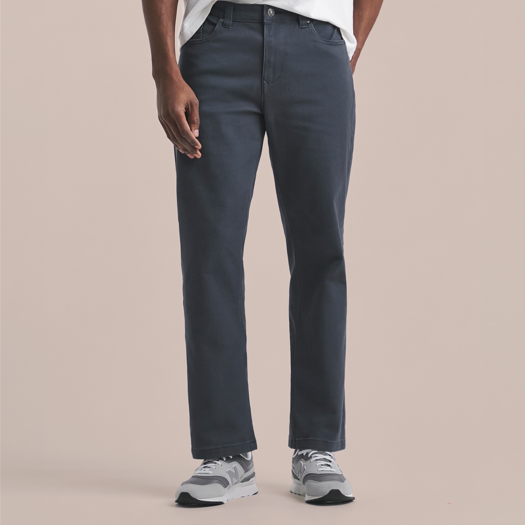 Model wears Loose Fit jeans