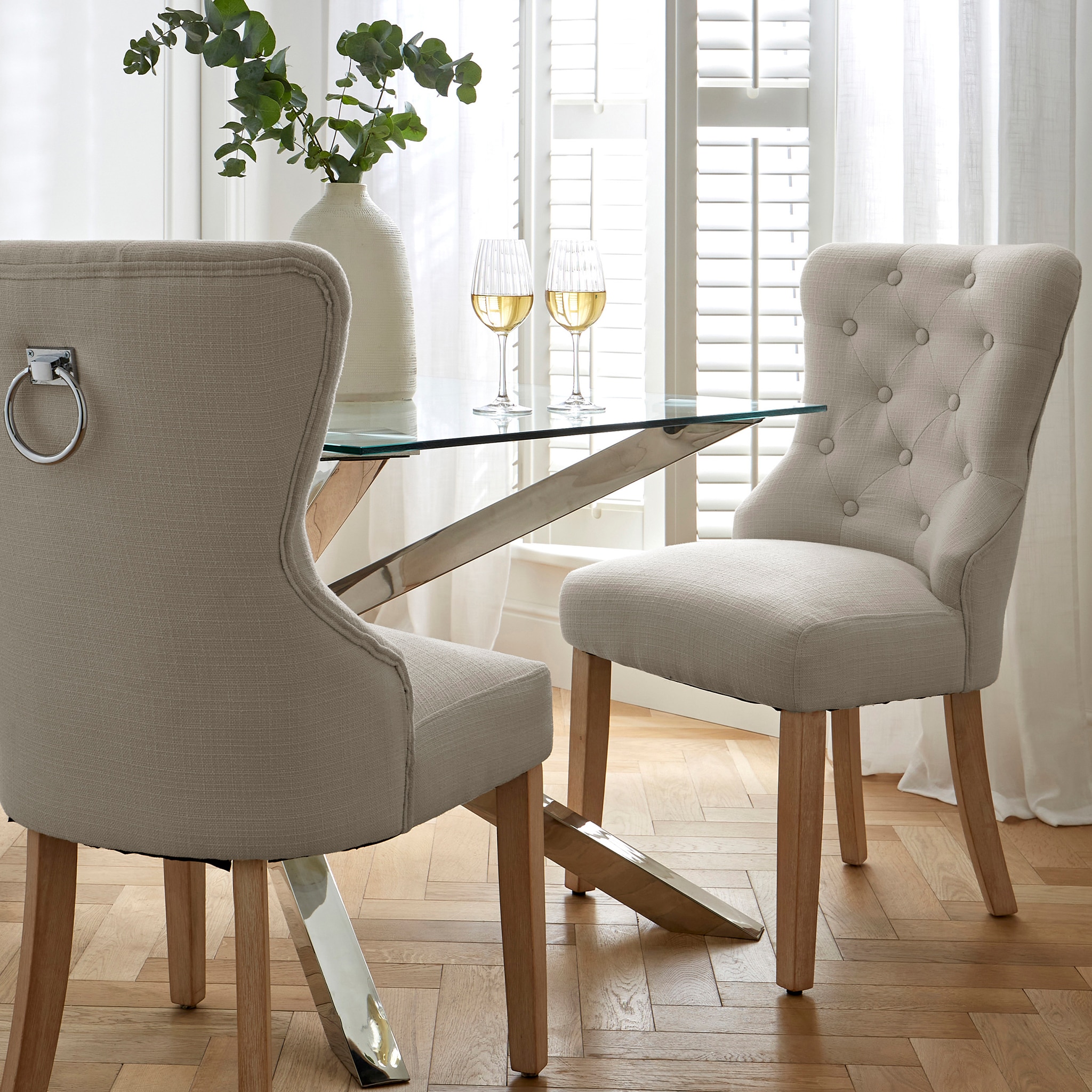 Tabel and 2 chairs in a living room setting.