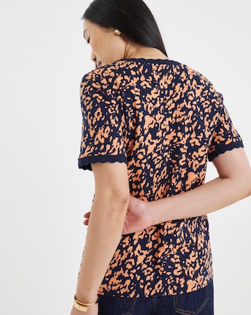 Printed Scallop V-Neck T-Shirt
