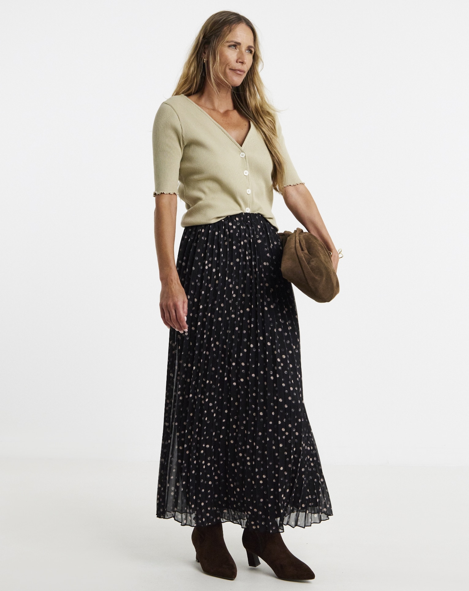 Woman wearing spotted skirt and beige blouse