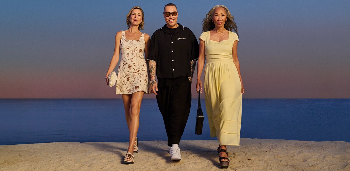 Gok Wan with two ladies walking either side of him