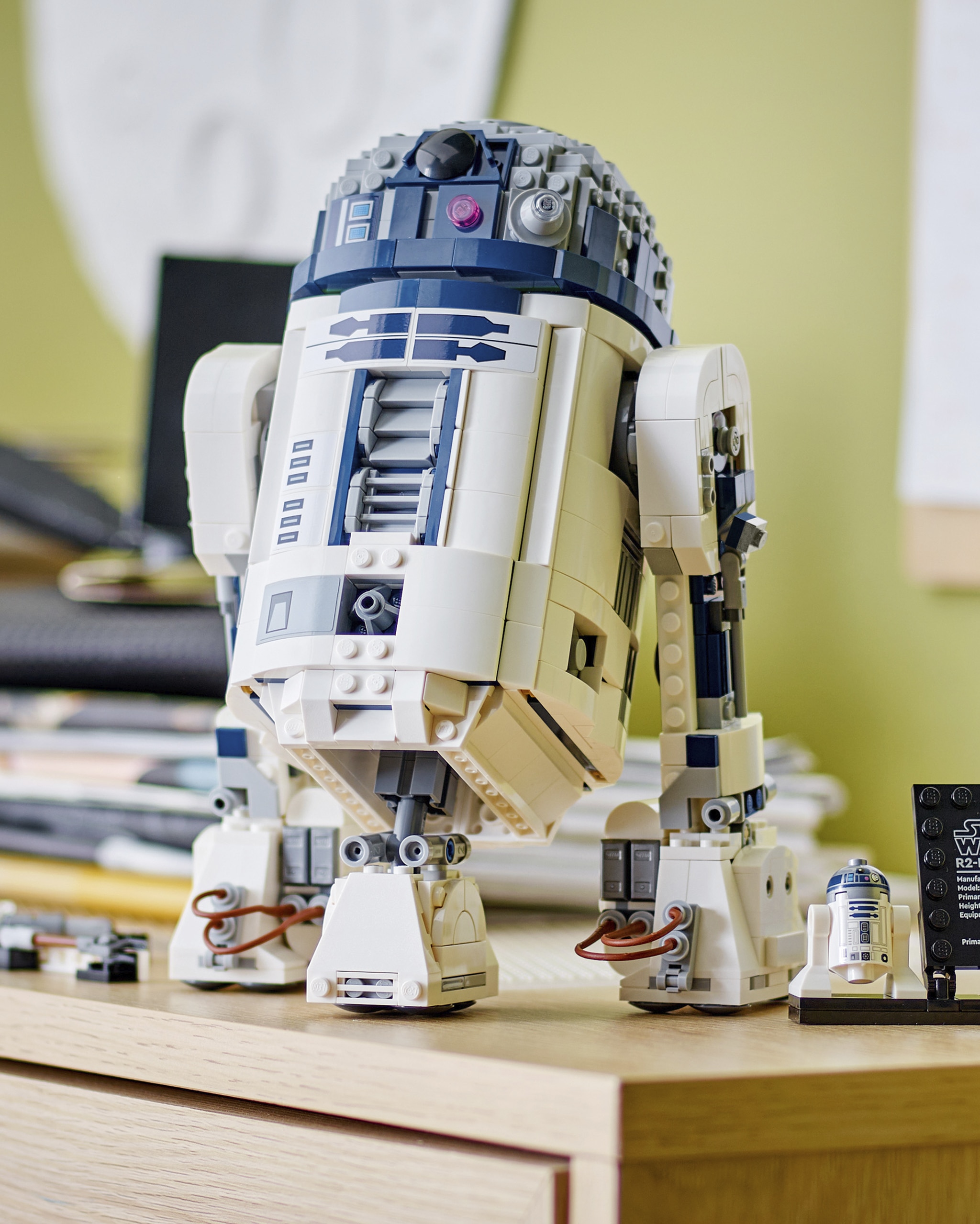 ®LEGO Star Wars™ R2 D2 play set.