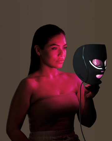 Shark CryoGlow Under-Eye Cooling & LED Anti-Ageing & Blemish Repair Mask