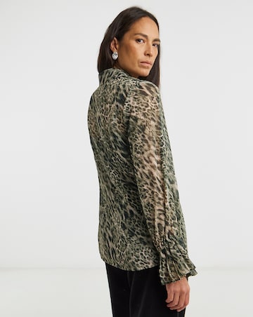 Georgette Pleat Cuff Collar Blouse