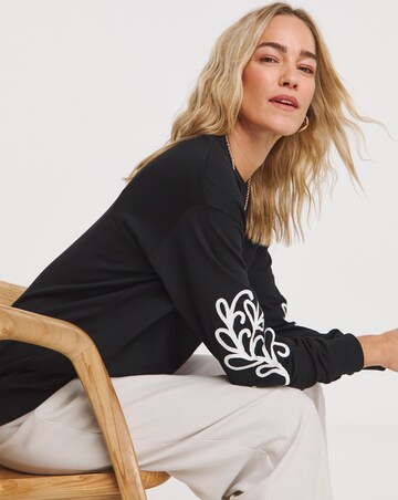 Crew Neck Emrbiodered Long Sleeve Sweatshirt