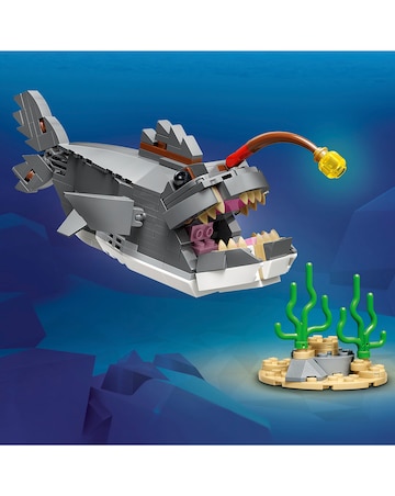 LEGO Creator Fierce Shark with a Treasure Chest