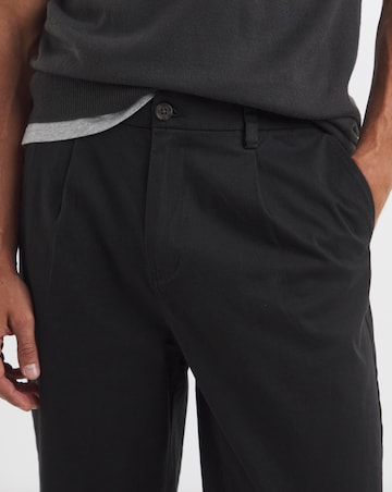 Pleat Front Loose Tapered Fit Chino