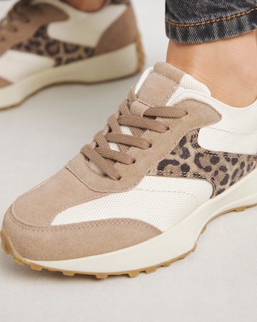 Akira Retro Runner Trainer - Wide Fit (E)