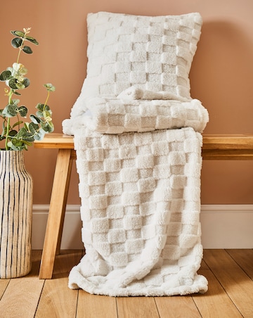 Gray & Osbourn Chequerboard Fleece Throw