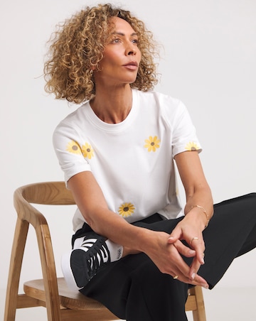 White Crew Neck Flower Embroidered T-Shirt