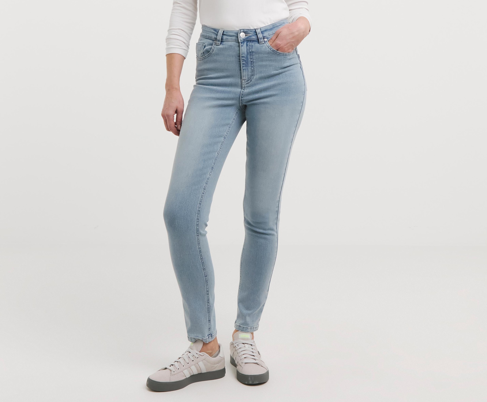 Lady wearing high waisted jeans