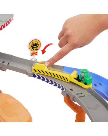 Disney & Pixar Cars Radiator Springs Race & Rescue Playset