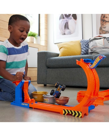 Hot Wheels Monster Trucks Loop-And-Flip Trophy Challenge Playset
