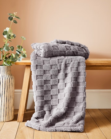 Gray & Osbourn Chequerboard Fleece Throw