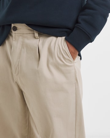 Pleat Front Loose Tapered Fit Chino
