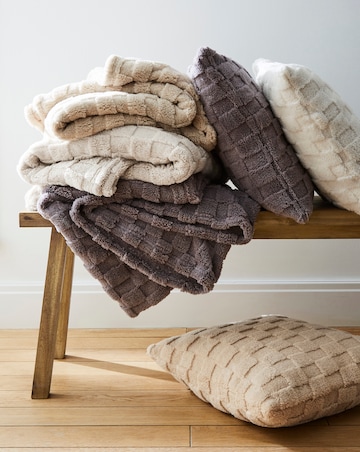 Gray & Osbourn Chequerboard Fleece Throw