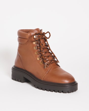 Leather Hiker Style Boot E Fit