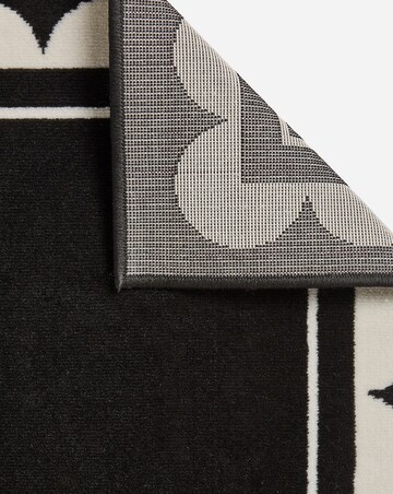 Maestro Scalloped Border Rug