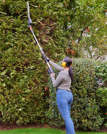 Flymo UltraCut Reach 420 Telescopic Hedge Trimmer Battery & Charger