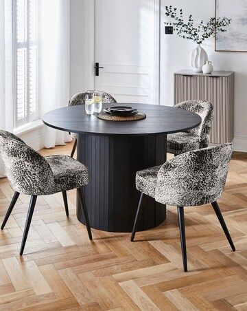 Addison Round Dining Table with 4 Savannah Chairs