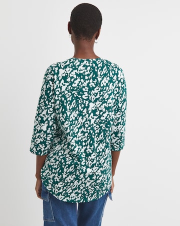 Green Animal 3/4 Sleeve Curved Hem Longline Top