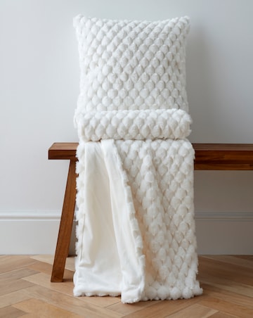 Scallop Faux Fur Throw - Ivory