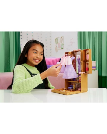 Wicked Glinda's Glamorous Closet, 2 Unique Looks, Surprises & 13 Accessories