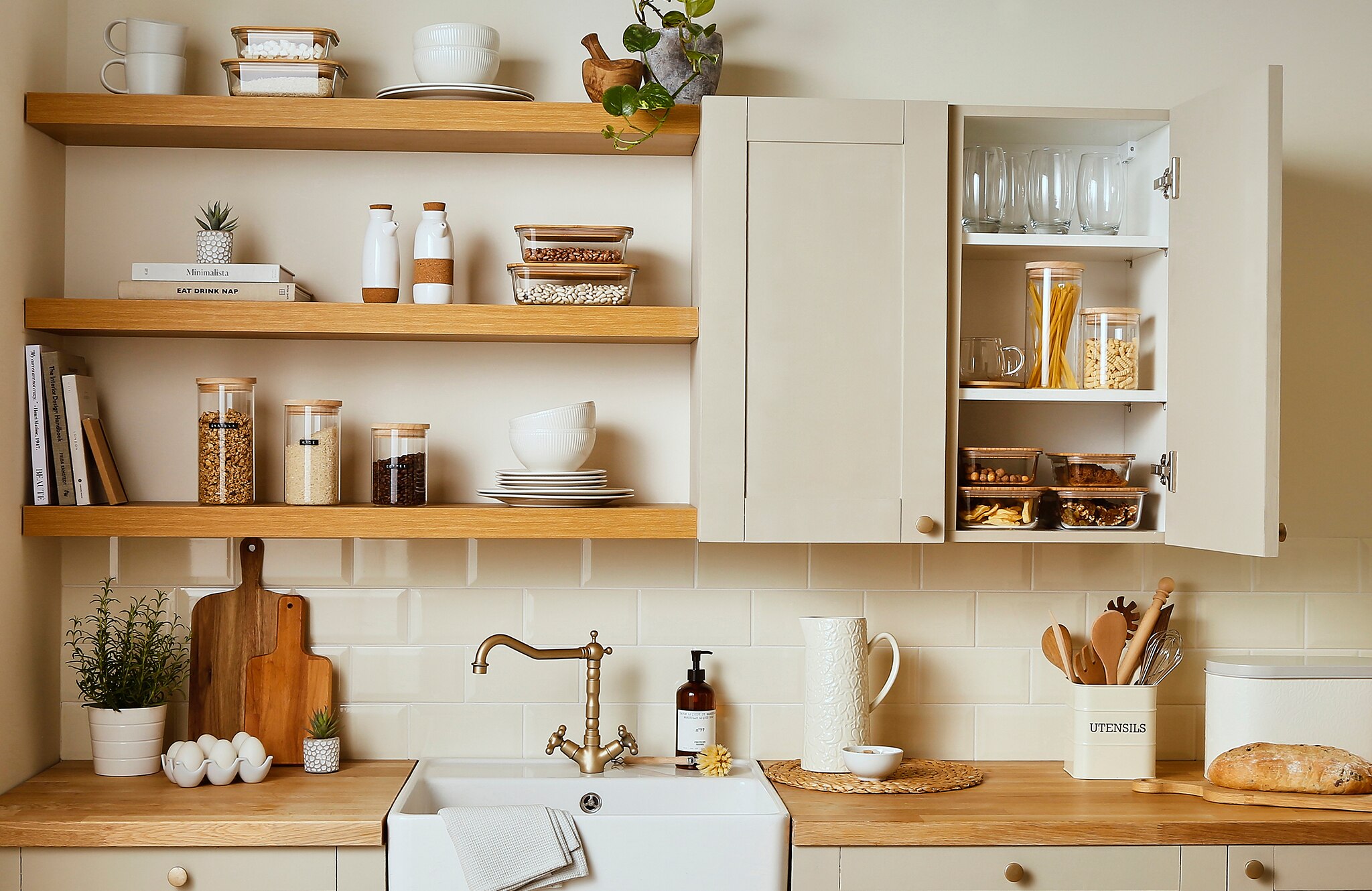 At a minimum, you’ll want four bowls, four dinner plates and four side plates - this should be enough for the everyday. But more is usually better, so you’re prepped for hosting or days when the dishes just seem to pile up.