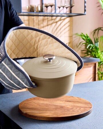 Morphy Richards Cast Aluminium 24cm Cream Casserole Dish