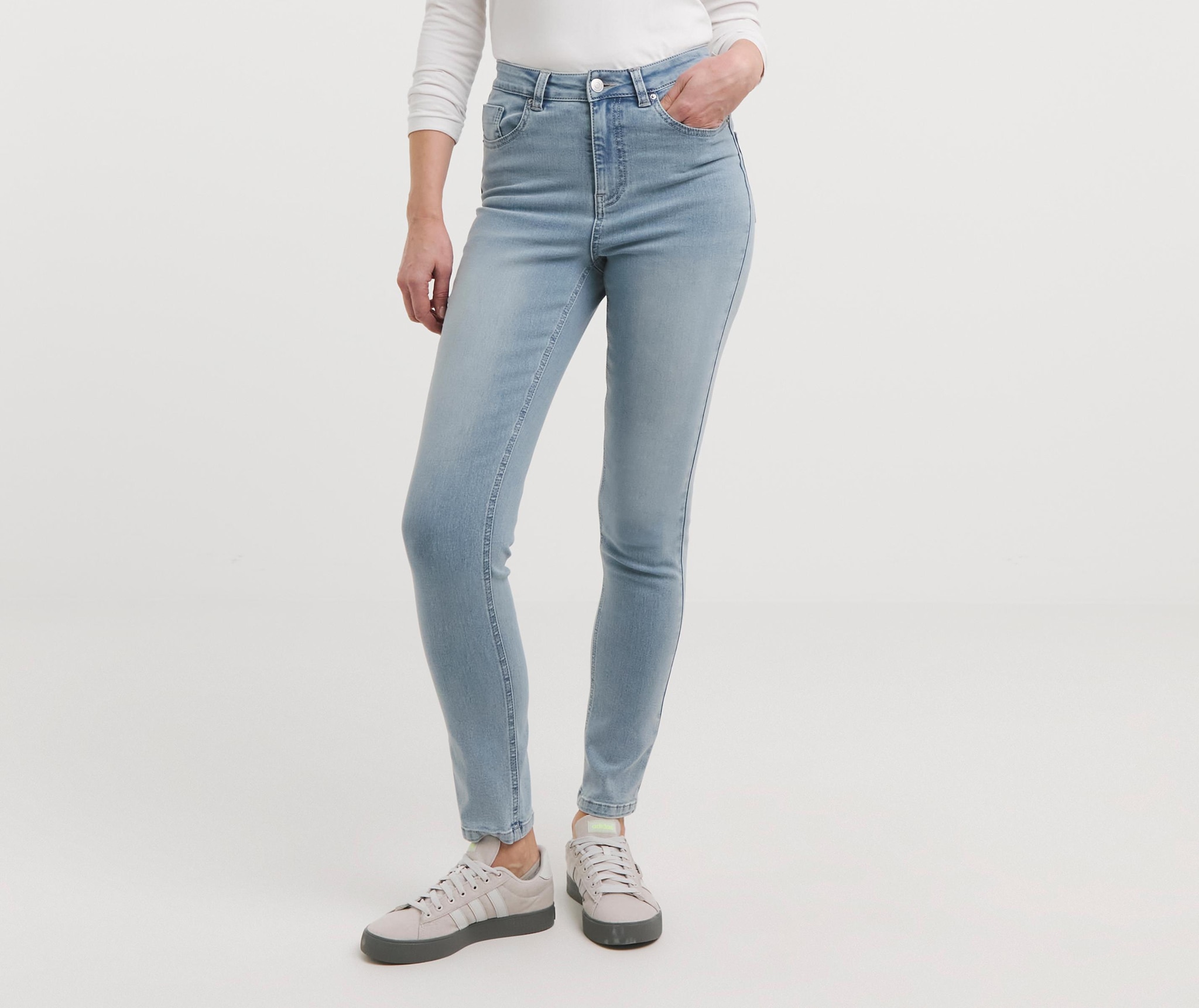 Lady wearing high waisted jeans