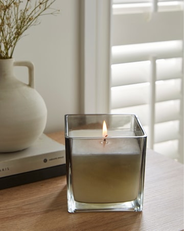 Bergamot & Oud Scented Medium Candle