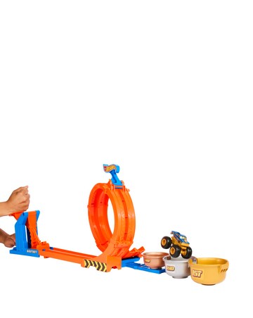 Hot Wheels Monster Trucks Loop-And-Flip Trophy Challenge Playset