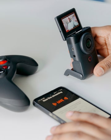 Canon PowerShot V10 Video Camera Vlogging Kit - Black