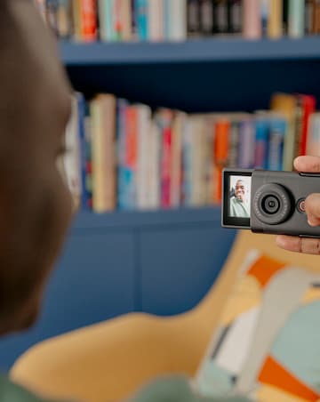 Canon PowerShot V10 Video Camera Vlogging Kit - Black