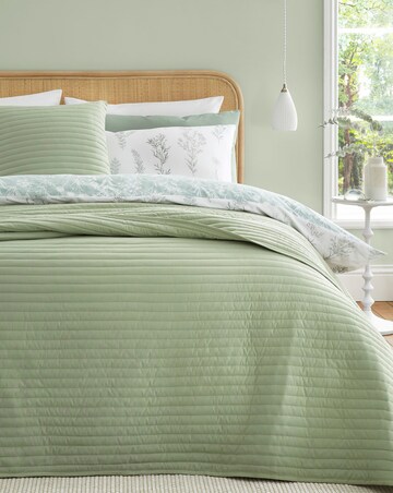 Catherine Lansfield Quilted Lines Bedspread