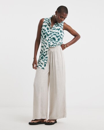 Dipped Back Sleeveless Shirt