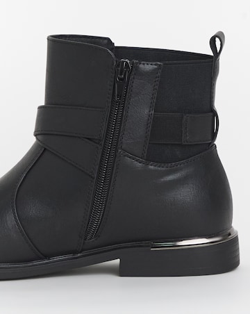 Cushion Walk Cross Strap Boot E Fit