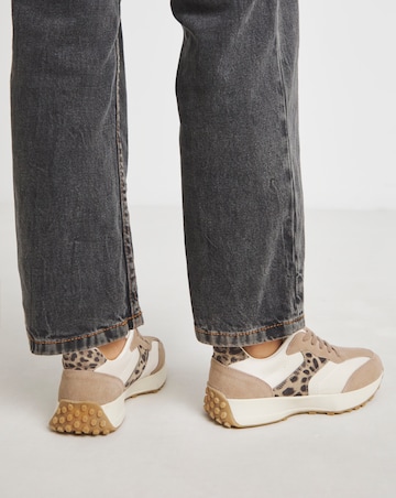 Akira Retro Runner Trainer - Wide Fit (E)