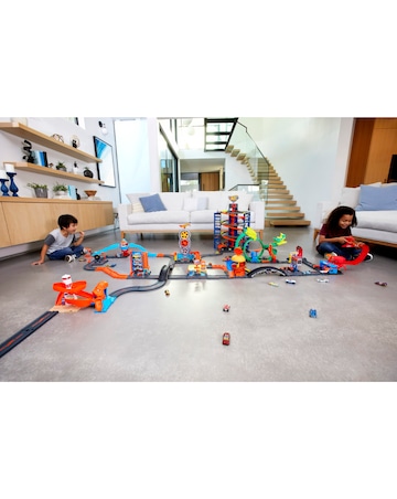 Hot Wheels City Expansion Track Pack 10-Piece Set + Car