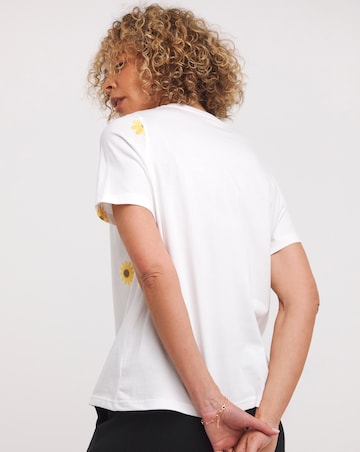 White Crew Neck Flower Embroidered T-Shirt