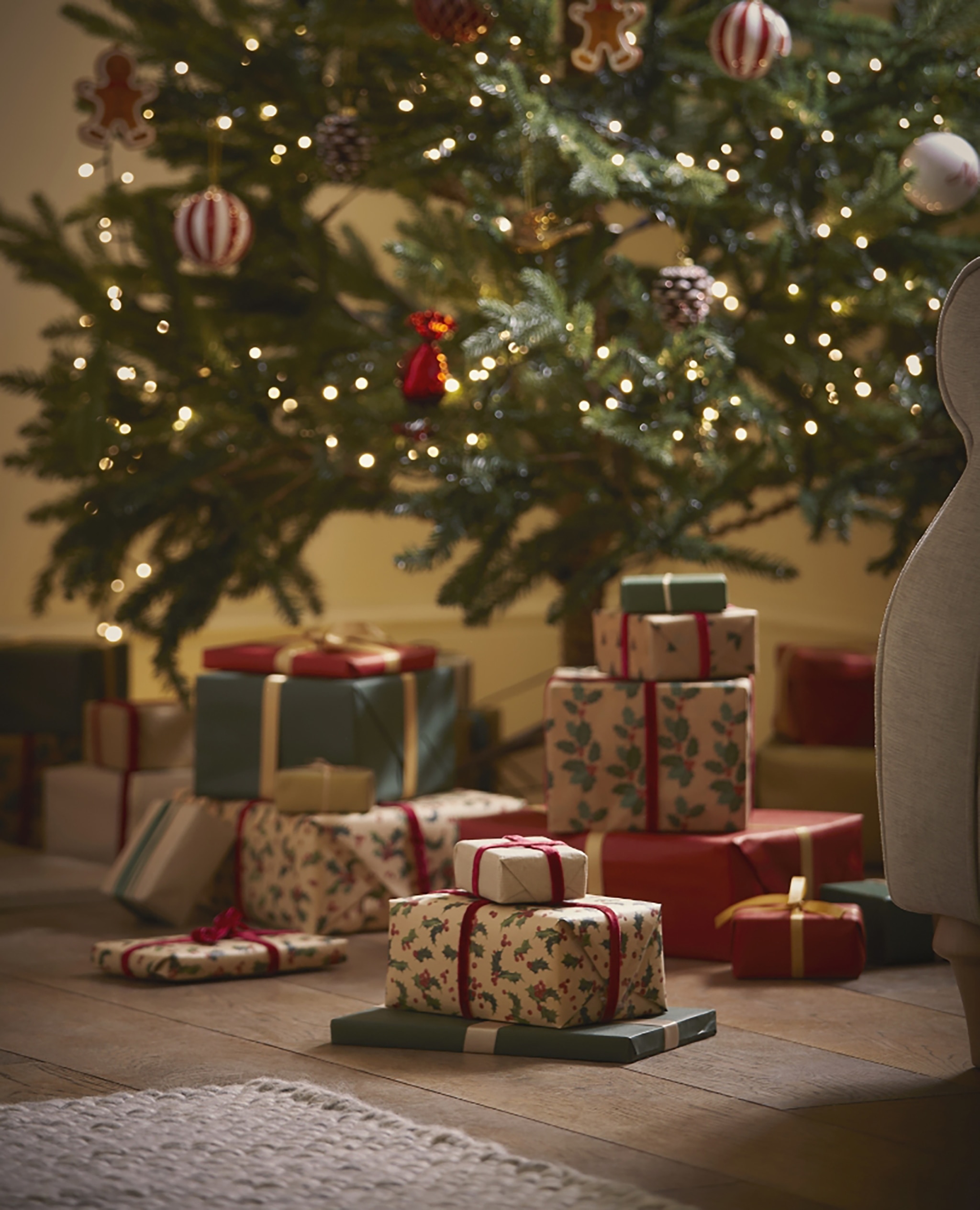 Cozy Christmas Tree With Wrapped Gifts Under Soft, Warm Lights in a Festive Living Room