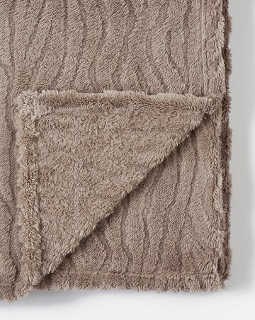 Textured Wavy Fleece Throw - Mink