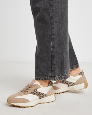 Akira Retro Runner Trainer - Wide Fit (E)