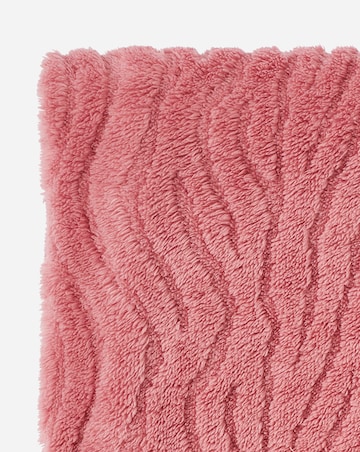 Textured Wavy Fleece Throw - Rose Pink